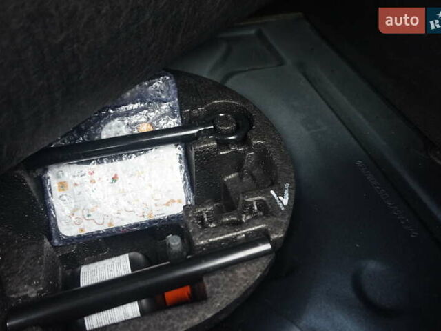 Серый Рено Зое, объемом двигателя 0 л и пробегом 182 тыс. км за 8200 $, фото 51 на Automoto.ua