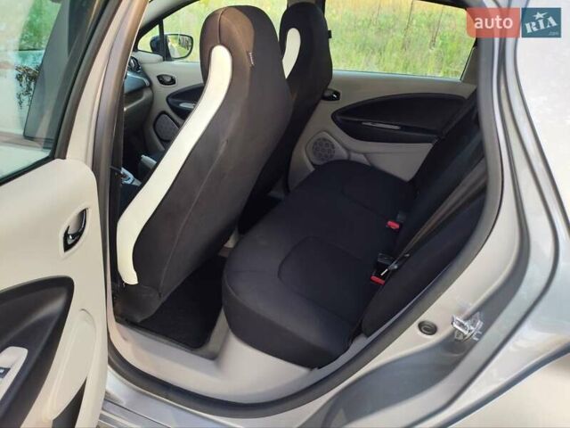 Серый Рено Зое, объемом двигателя 0 л и пробегом 158 тыс. км за 8100 $, фото 11 на Automoto.ua