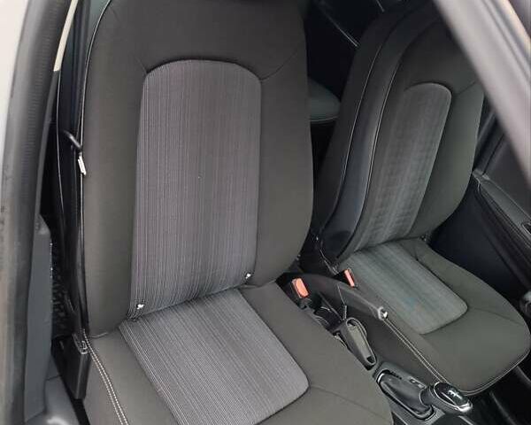 Серый Рено Зое, объемом двигателя 0 л и пробегом 108 тыс. км за 9400 $, фото 12 на Automoto.ua