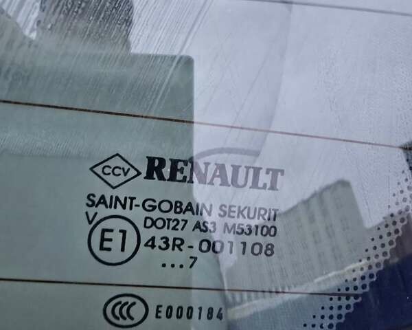 Серый Рено Зое, объемом двигателя 0 л и пробегом 97 тыс. км за 9700 $, фото 18 на Automoto.ua