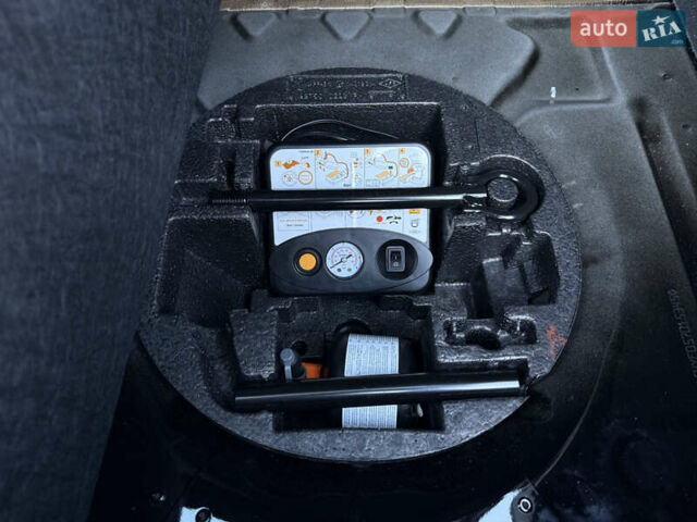 Серый Рено Зое, объемом двигателя 0 л и пробегом 21 тыс. км за 10446 $, фото 21 на Automoto.ua