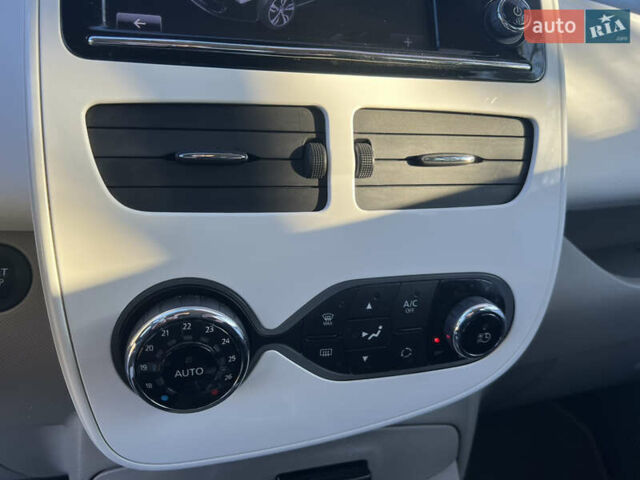 Серый Рено Зое, объемом двигателя 0 л и пробегом 108 тыс. км за 8500 $, фото 45 на Automoto.ua