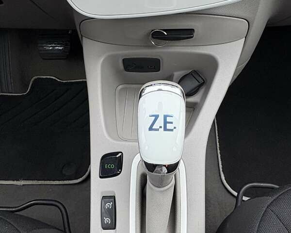 Серый Рено Зое, объемом двигателя 0 л и пробегом 62 тыс. км за 9500 $, фото 29 на Automoto.ua