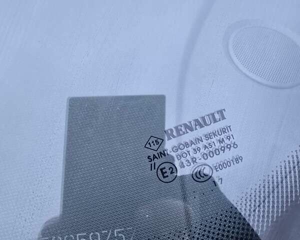Серый Рено Зое, объемом двигателя 0 л и пробегом 97 тыс. км за 9700 $, фото 19 на Automoto.ua