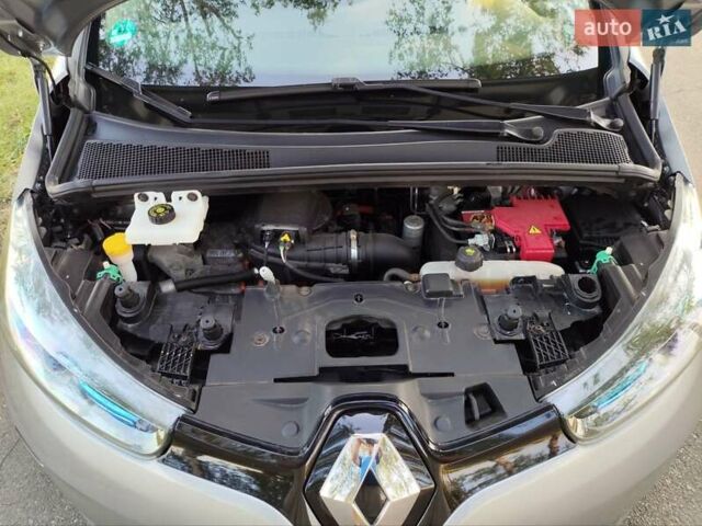 Серый Рено Зое, объемом двигателя 0 л и пробегом 158 тыс. км за 8100 $, фото 12 на Automoto.ua