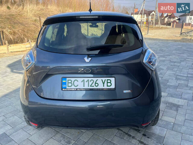Серый Рено Зое, объемом двигателя 0 л и пробегом 62 тыс. км за 10000 $, фото 2 на Automoto.ua