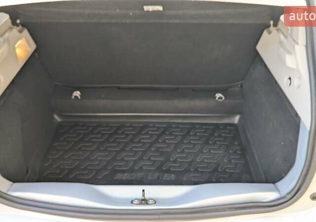 Серый Рено Зое, объемом двигателя 0 л и пробегом 103 тыс. км за 10000 $, фото 17 на Automoto.ua