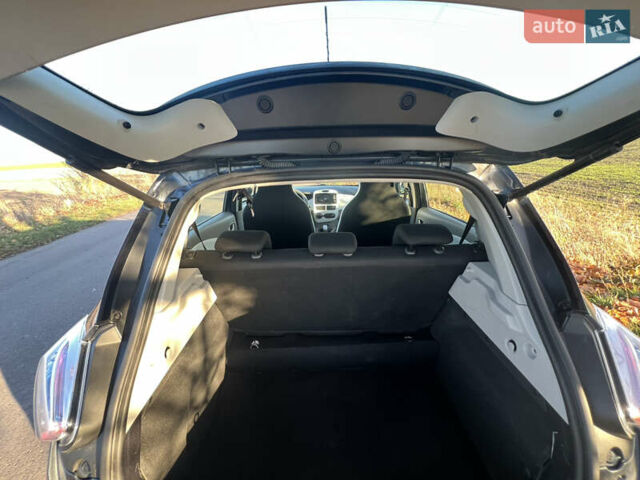 Серый Рено Зое, объемом двигателя 0 л и пробегом 108 тыс. км за 8500 $, фото 23 на Automoto.ua