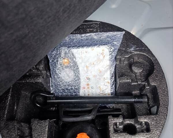 Серый Рено Зое, объемом двигателя 0 л и пробегом 108 тыс. км за 9400 $, фото 19 на Automoto.ua