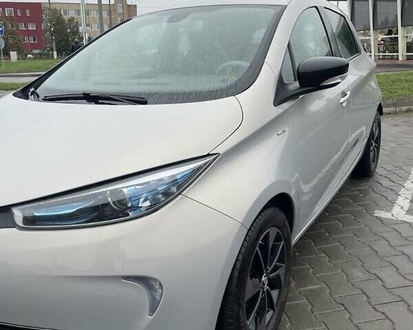 Серый Рено Зое, объемом двигателя 0 л и пробегом 150 тыс. км за 9700 $, фото 2 на Automoto.ua