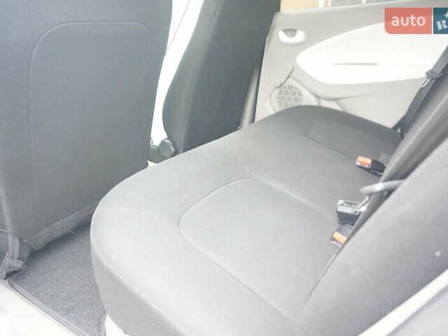 Серый Рено Зое, объемом двигателя 0 л и пробегом 182 тыс. км за 8200 $, фото 46 на Automoto.ua