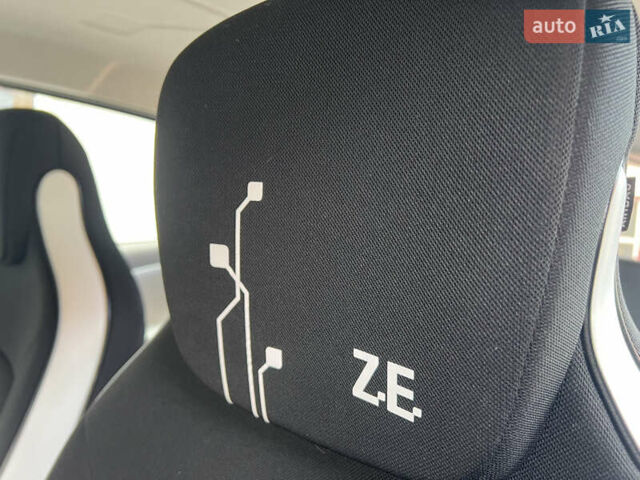 Серый Рено Зое, объемом двигателя 0 л и пробегом 108 тыс. км за 8500 $, фото 52 на Automoto.ua