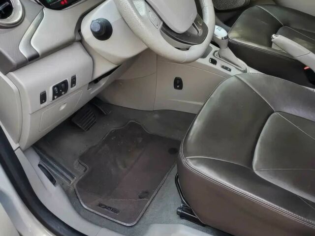 Серый Рено Зое, объемом двигателя 0 л и пробегом 69 тыс. км за 8500 $, фото 7 на Automoto.ua