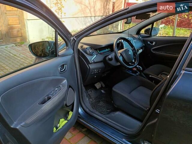 Серый Рено Зое, объемом двигателя 0 л и пробегом 112 тыс. км за 10500 $, фото 9 на Automoto.ua