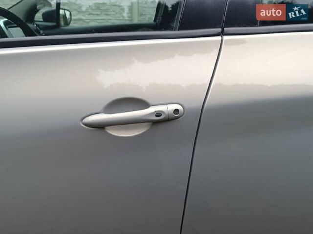 Серый Рено Зое, объемом двигателя 0 л и пробегом 108 тыс. км за 9400 $, фото 34 на Automoto.ua