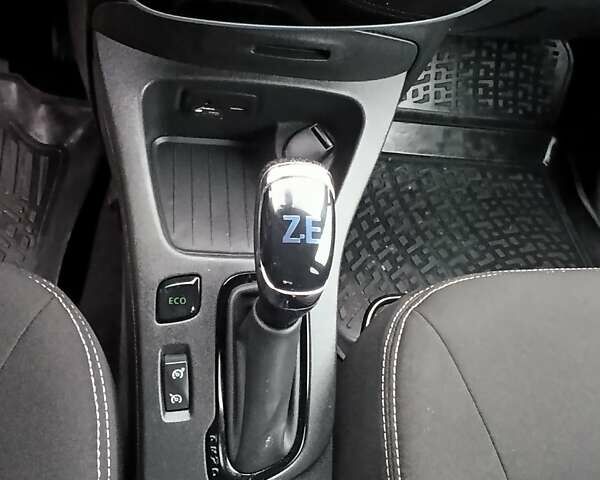 Серый Рено Зое, объемом двигателя 0 л и пробегом 108 тыс. км за 9400 $, фото 25 на Automoto.ua