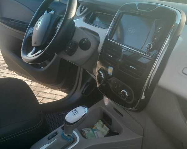 Серый Рено Зое, объемом двигателя 0 л и пробегом 72 тыс. км за 8800 $, фото 13 на Automoto.ua