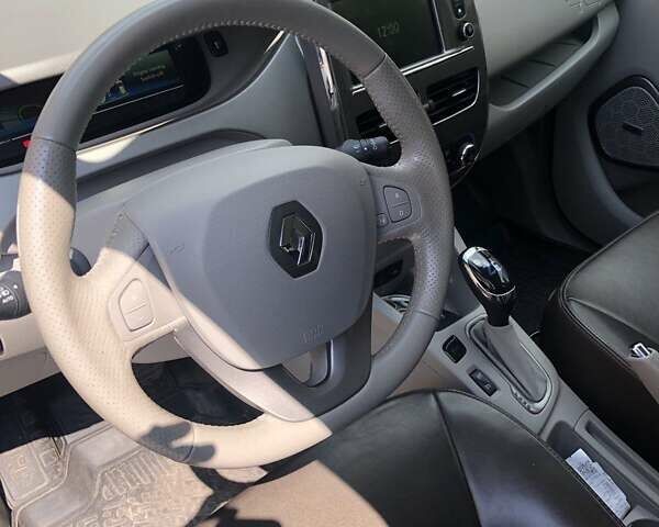 Серый Рено Зое, объемом двигателя 0 л и пробегом 112 тыс. км за 11500 $, фото 22 на Automoto.ua
