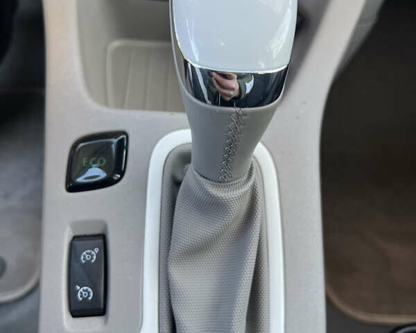 Серый Рено Зое, объемом двигателя 0 л и пробегом 108 тыс. км за 8500 $, фото 44 на Automoto.ua