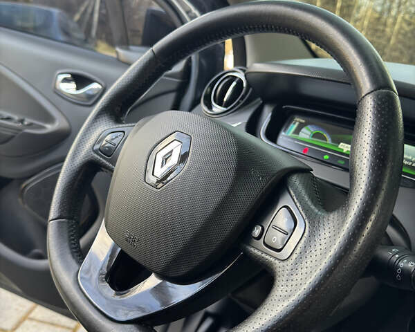 Серый Рено Зое, объемом двигателя 0 л и пробегом 90 тыс. км за 9999 $, фото 19 на Automoto.ua