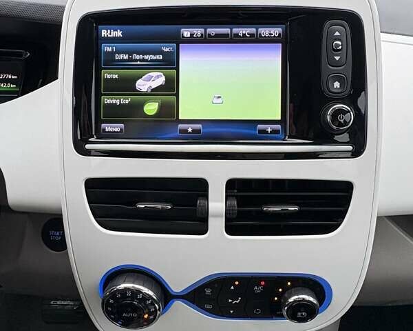 Серый Рено Зое, объемом двигателя 0 л и пробегом 62 тыс. км за 9500 $, фото 30 на Automoto.ua