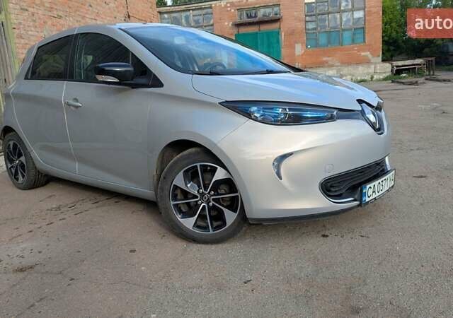 Серый Рено Зое, объемом двигателя 0 л и пробегом 103 тыс. км за 10000 $, фото 4 на Automoto.ua