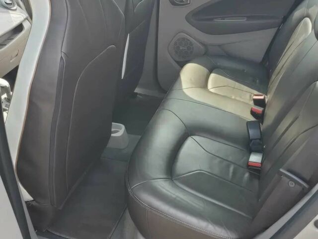 Серый Рено Зое, объемом двигателя 0 л и пробегом 69 тыс. км за 8500 $, фото 10 на Automoto.ua