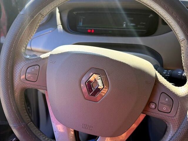 Серый Рено Зое, объемом двигателя 0 л и пробегом 200 тыс. км за 8500 $, фото 1 на Automoto.ua