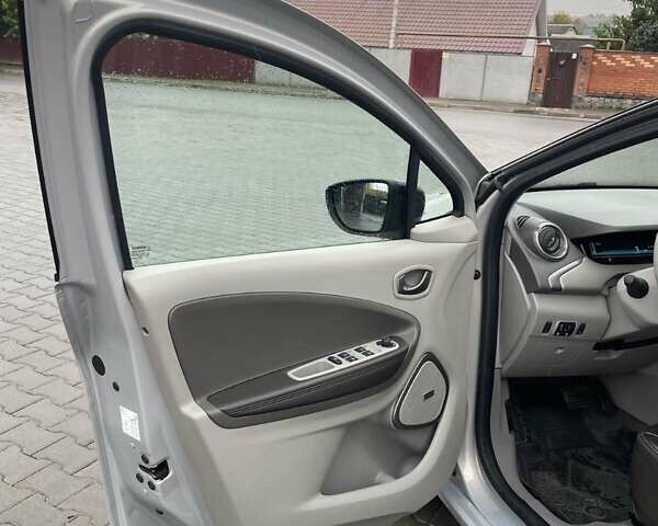 Серый Рено Зое, объемом двигателя 0 л и пробегом 150 тыс. км за 9700 $, фото 17 на Automoto.ua