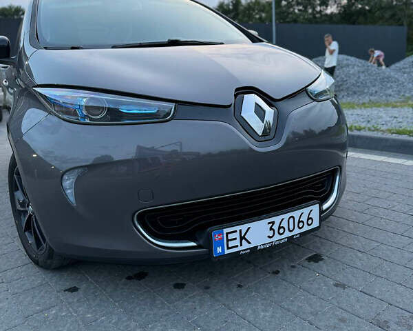 Серый Рено Зое, объемом двигателя 0 л и пробегом 117 тыс. км за 10200 $, фото 2 на Automoto.ua
