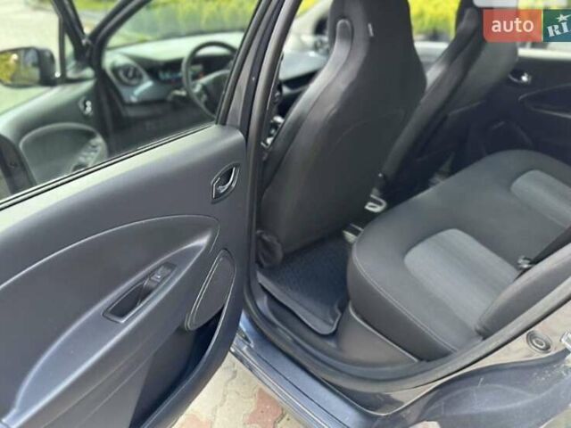 Серый Рено Зое, объемом двигателя 0 л и пробегом 80 тыс. км за 10500 $, фото 5 на Automoto.ua