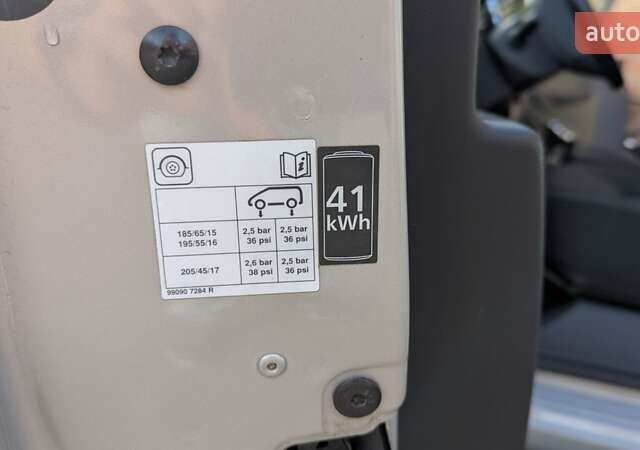 Серый Рено Зое, объемом двигателя 0 л и пробегом 103 тыс. км за 10000 $, фото 15 на Automoto.ua