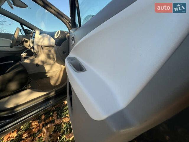 Серый Рено Зое, объемом двигателя 0 л и пробегом 108 тыс. км за 8500 $, фото 7 на Automoto.ua