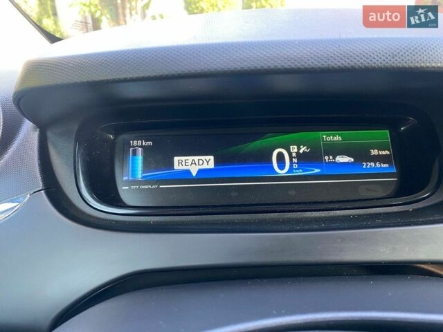 Серый Рено Зое, объемом двигателя 0 л и пробегом 79 тыс. км за 9700 $, фото 17 на Automoto.ua