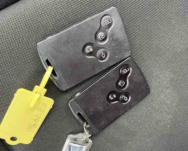 Серый Рено Зое, объемом двигателя 0 л и пробегом 115 тыс. км за 8500 $, фото 18 на Automoto.ua
