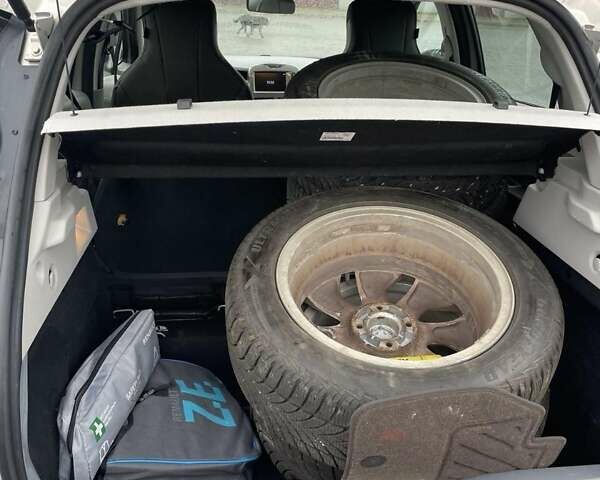 Серый Рено Зое, объемом двигателя 0 л и пробегом 150 тыс. км за 9700 $, фото 26 на Automoto.ua