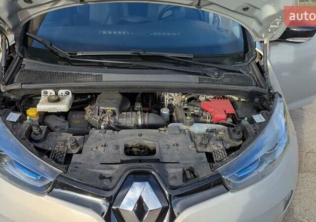 Серый Рено Зое, объемом двигателя 0 л и пробегом 103 тыс. км за 10000 $, фото 18 на Automoto.ua