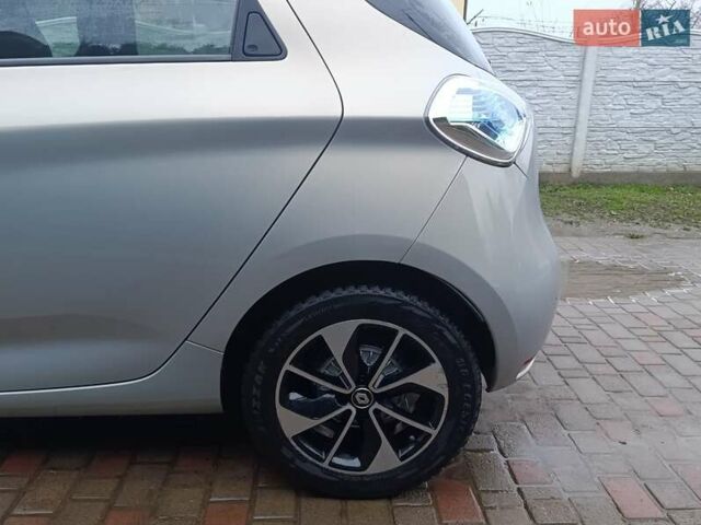 Серый Рено Зое, объемом двигателя 0 л и пробегом 108 тыс. км за 9400 $, фото 33 на Automoto.ua