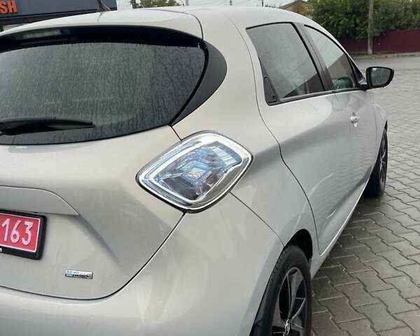 Серый Рено Зое, объемом двигателя 0 л и пробегом 150 тыс. км за 9700 $, фото 6 на Automoto.ua