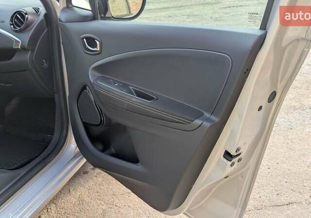 Серый Рено Зое, объемом двигателя 0 л и пробегом 103 тыс. км за 10000 $, фото 9 на Automoto.ua