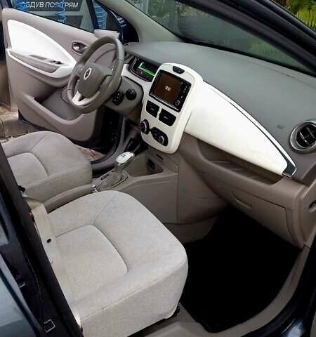 Серый Рено Зое, объемом двигателя 0 л и пробегом 79 тыс. км за 8900 $, фото 5 на Automoto.ua