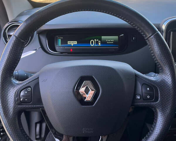 Серый Рено Зое, объемом двигателя 0 л и пробегом 62 тыс. км за 10000 $, фото 11 на Automoto.ua