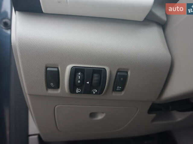 Серый Рено Зое, объемом двигателя 0 л и пробегом 182 тыс. км за 8200 $, фото 30 на Automoto.ua