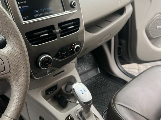 Серый Рено Зое, объемом двигателя 0 л и пробегом 85 тыс. км за 9800 $, фото 13 на Automoto.ua