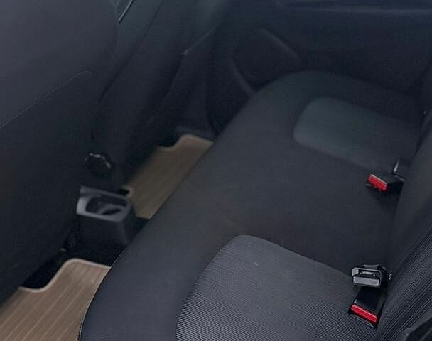 Серый Рено Зое, объемом двигателя 0 л и пробегом 86 тыс. км за 9500 $, фото 13 на Automoto.ua