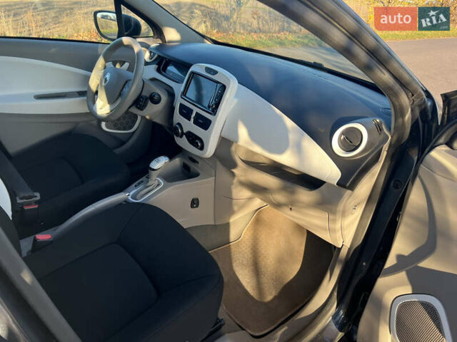 Серый Рено Зое, объемом двигателя 0 л и пробегом 108 тыс. км за 8500 $, фото 13 на Automoto.ua