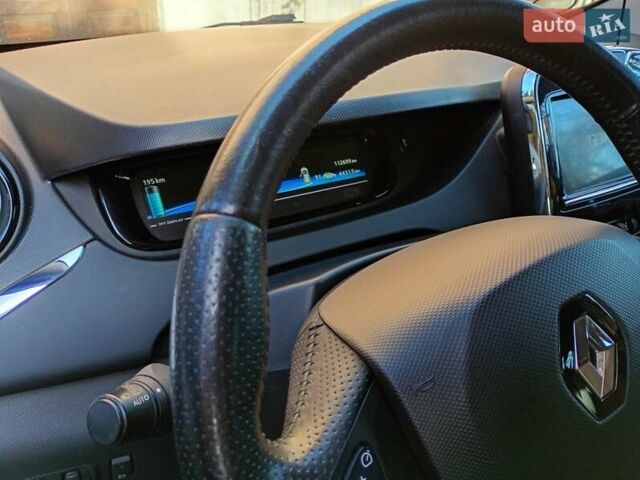 Серый Рено Зое, объемом двигателя 0 л и пробегом 112 тыс. км за 10500 $, фото 6 на Automoto.ua