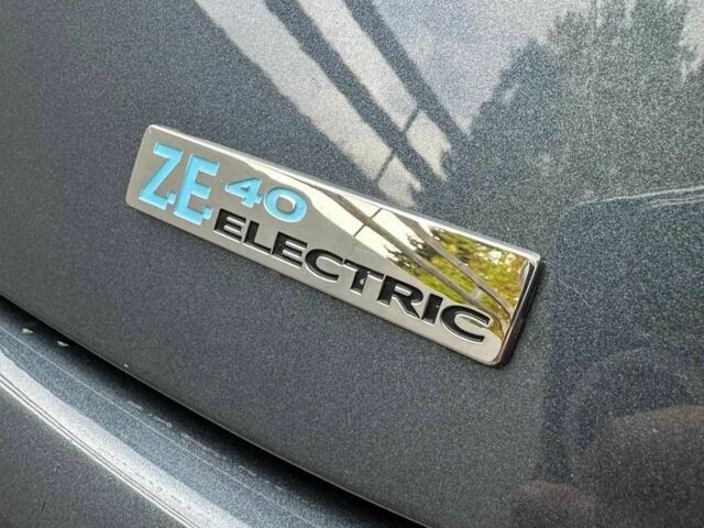Серый Рено Зое, объемом двигателя 0 л и пробегом 87 тыс. км за 6500 $, фото 4 на Automoto.ua