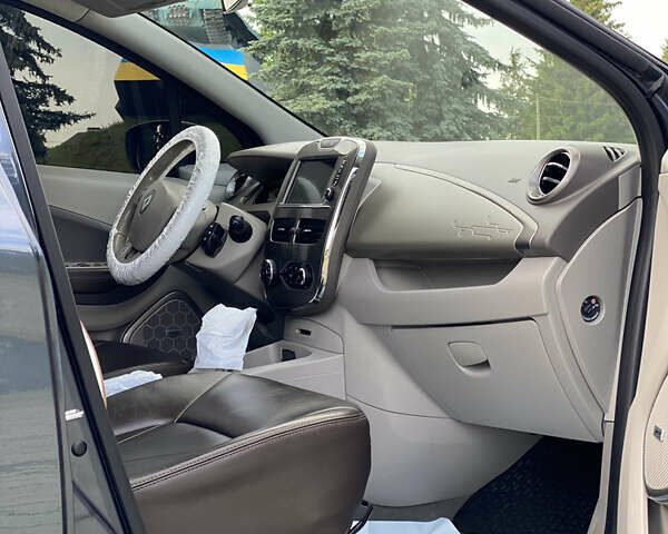 Серый Рено Зое, объемом двигателя 0 л и пробегом 89 тыс. км за 10200 $, фото 48 на Automoto.ua