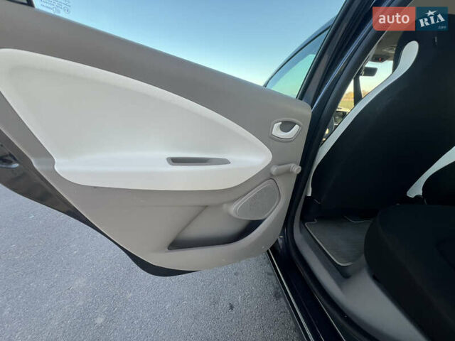 Серый Рено Зое, объемом двигателя 0 л и пробегом 108 тыс. км за 8500 $, фото 40 на Automoto.ua